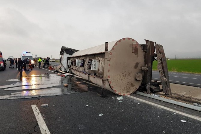 Nusaybin’de ham petrol yüklü tanker devrildi: 1 ölü