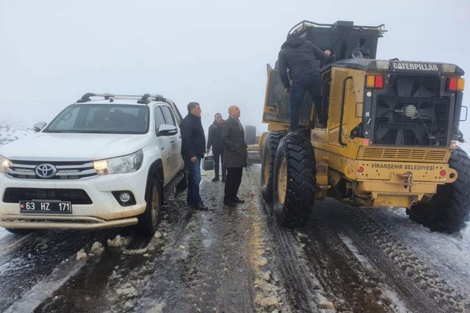 Kar nedeniyle kapanan yolda çalışmalar devam ediyor