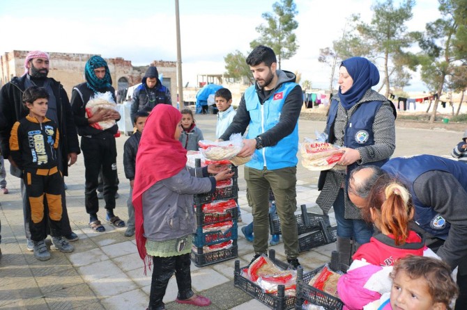Tel Abyad'ta sivillere yardımlar devam ediyor