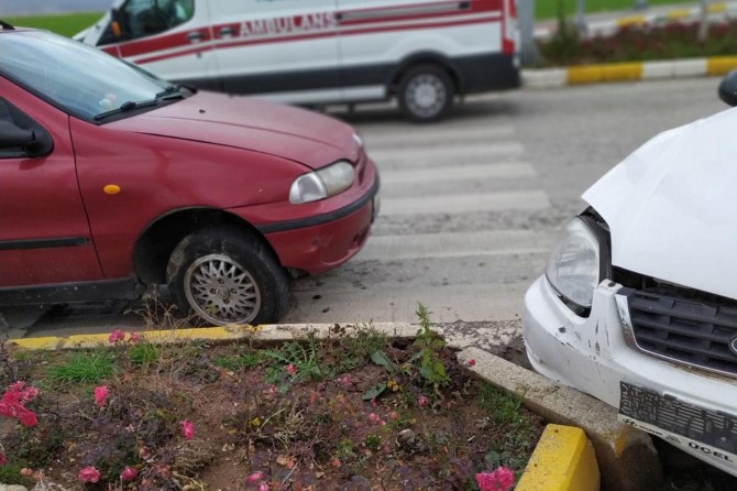 Hastane kavşağında 2 otomobil çarpıştı: Bir yaralı