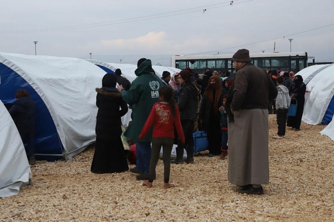 İdliblilerin göçü devam ediyor