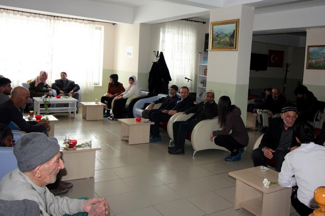 Ağrı İbrahim Çeçen Üniversitesi öğrencilerinden Huzurevi ziyareti