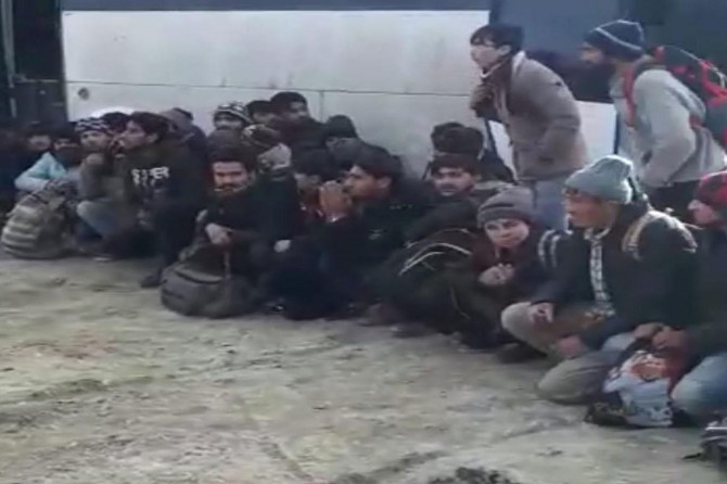 Metruk binada 84 düzensiz göçmen yakalandı