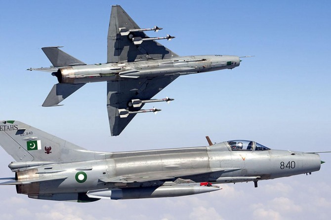 Pakistan'da askeri uçak kazası: 2 pilot hayatını kaybetti