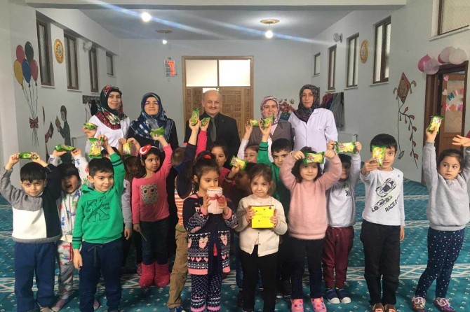 Kur'an Kursu öğrencileri harçlıklarını yetimlere bağışladı