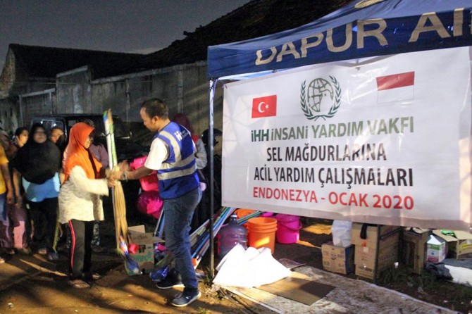 Endonezyalı sel mağdurlarına yardım ulaştırıldı