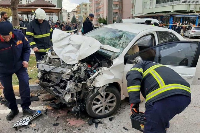 Nizip'te otomobil ile öğrenci servisi çarpıştı: 16 yaralı