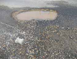 Yoldaki Çukurlar Kazaya Davetiye Çıkarıyor