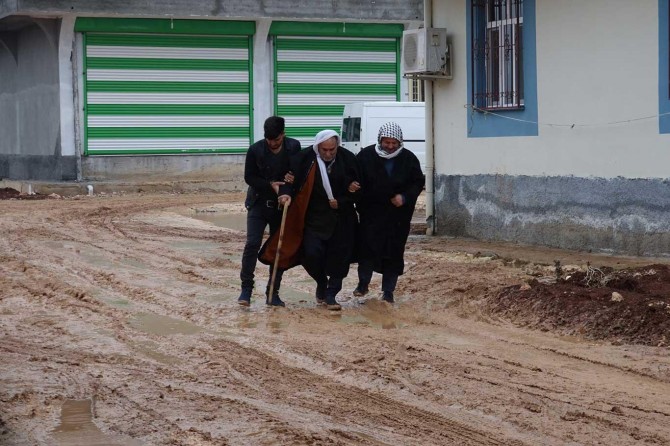 Mahalle sakinlerinden çamurlu yol ve kanalizasyon tepkisi