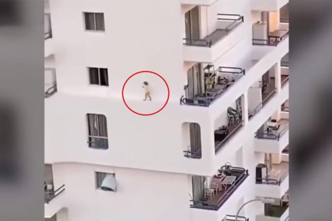 Binanın çıkıntısında yürüyen çocuk yürekleri ağza getirdi