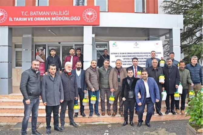 Çiftçilere Feromon tuzak ve bordo bulamacı dağıldı