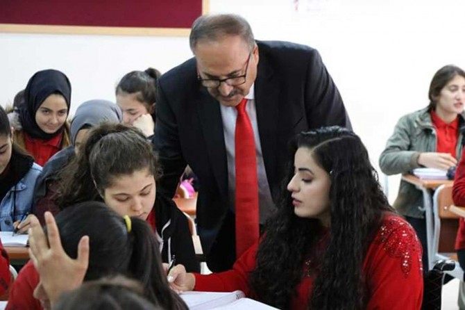 Tekerlekli sandalyeyle eğitim veriyor