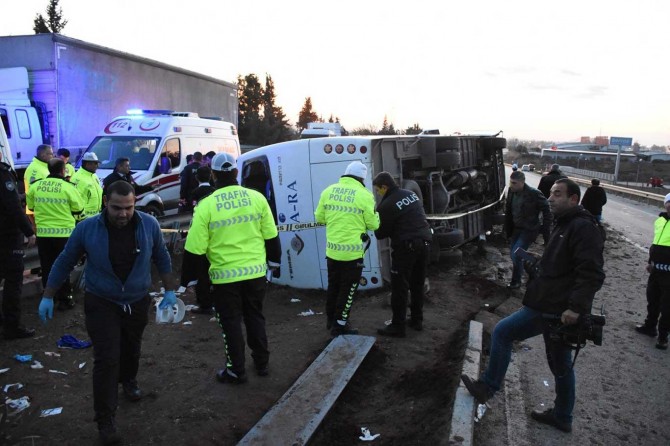 Adana'da işçi servisi devrildi: 25 yaralı
