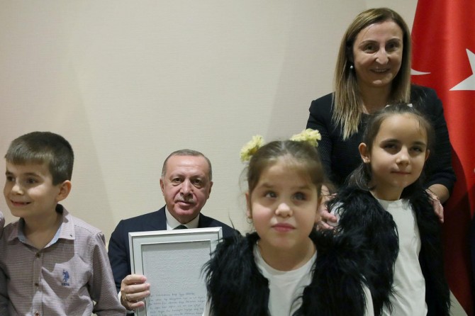 Cumhurbaşkanı Erdoğan görme engelli öğrencilerle bir araya geldi