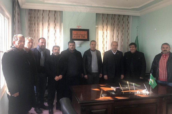 HÜDA PAR Viranşehir İlçe Başkanı Esmer'den gazetecilere anlamlı hediye