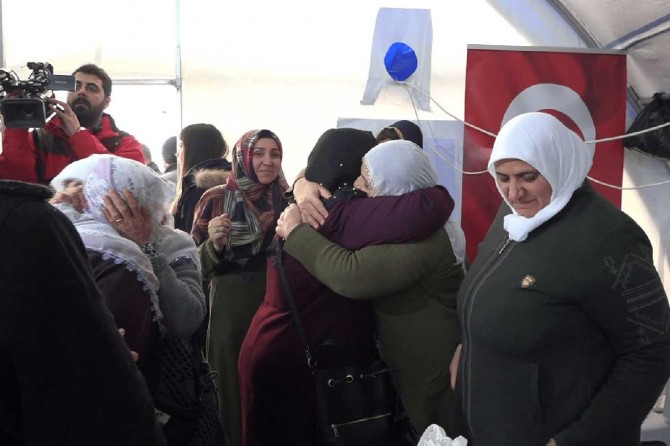 Torununa kavuşma sevincini evlat nöbetindeki arkadaşlarıyla paylaştı