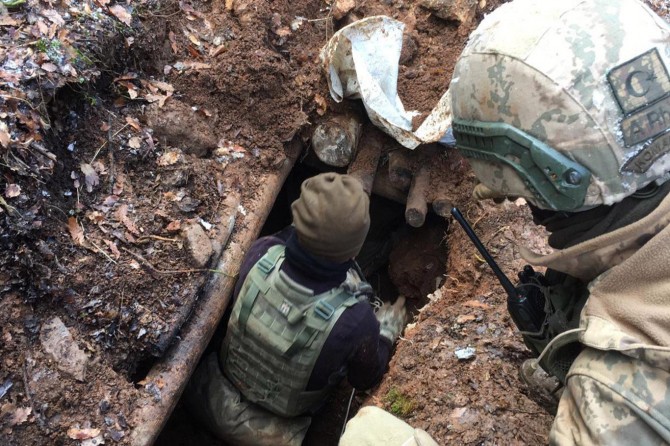 Tespit edilen sığınaklarda malzeme ele geçirildi