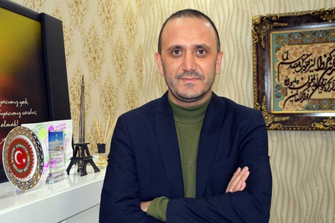 Haberler ile hikayelerini bir araya getirerek kitaplaştırdı