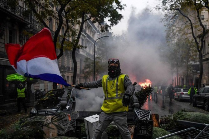 Fransa’da hükümet emeklilik reformunda geri adım attı