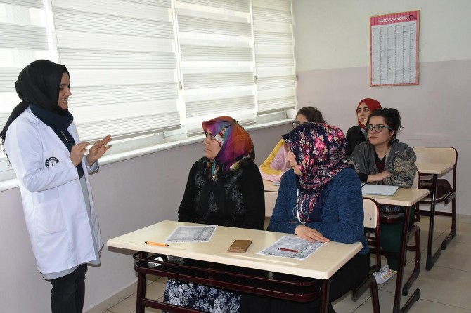 ​Kadınlar öğrencilerle birlikte İngilizce öğreniyor