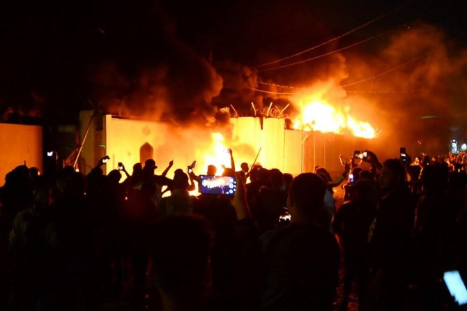 Irak'ta protestocular Bedir Tugayları Merkezi'ni ateşe verdi