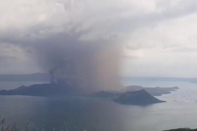 Taal Yanardağı'nda patlama meydana geldi