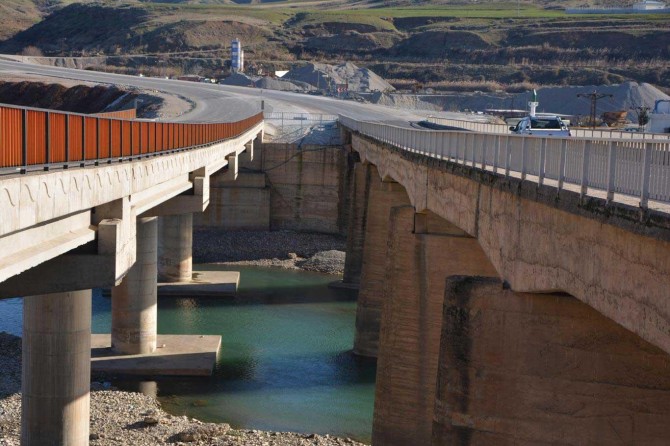 Altı yıldır bitmiş olan köprü daha yeni ulaşıma açıldı