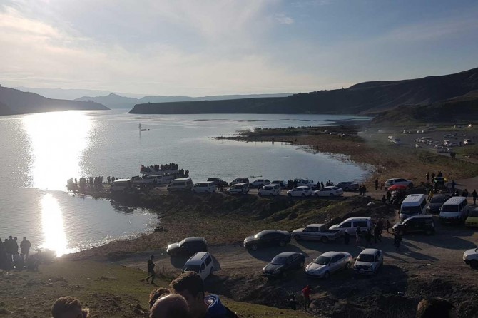 Güneşli havayı fırsat bilen vatandaşlar Ilısu Barajına akın etti