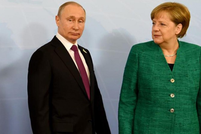 Putin ve Merkel Libya krizini görüştü