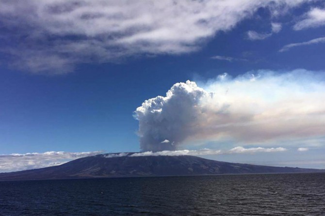 La Cumbre volcano erupts on Fernandina Island