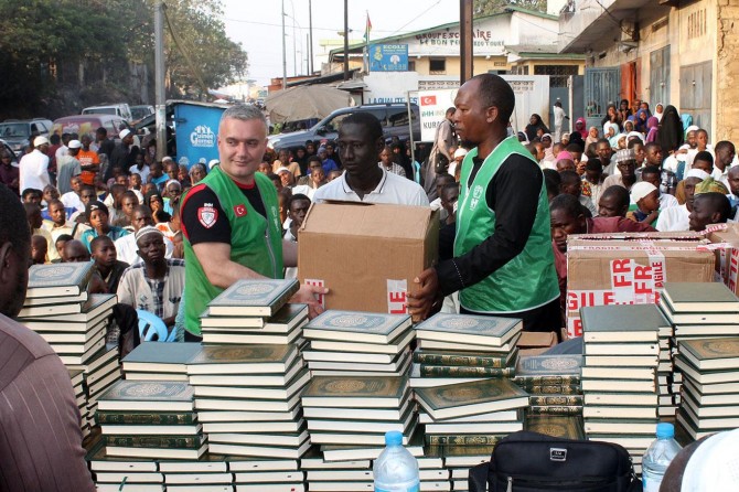 İHH 8 farklı ülkede 22 bin Kur'an-ı Kerim dağıttı