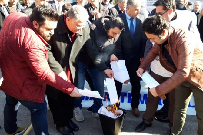 Memurlar maaş artışlarını protesto etmek için bordrolarını yaktı