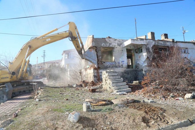 Şehrin Estetiğini Bozan Metruk Binalar Yıkılıyor