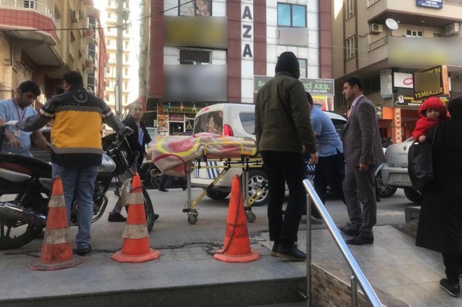 Kanepenin içinde ağır yaralı bulunan kadın öldü