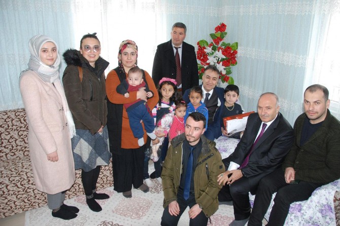 Bitlis’te ameliyat olan engelli çocuk evinde karne heyecanı yaşadı