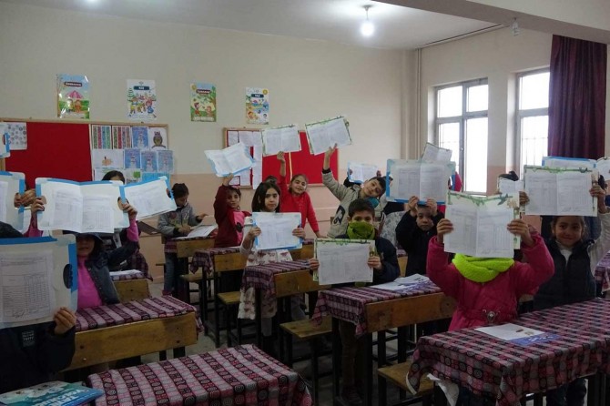 Siirt'te veli ve öğrencilerin karne heyecanı