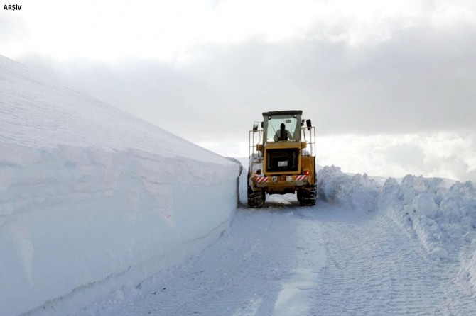 Etkili olan kar nedeniyle yaklaşık 500 yerleşim yeri ulaşıma kapandı
