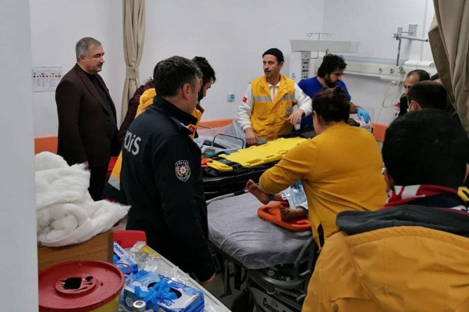 Elazığ'daki 6,8'lik deprem nedeniyle Adıyaman'da cami minaresi yıkıldı, yaralılar var