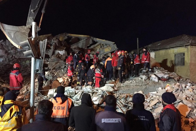 Elâzığ'da 6 aylık hamile bir kadın ve bir çocuk enkazdan sağ olarak kurtarıldı