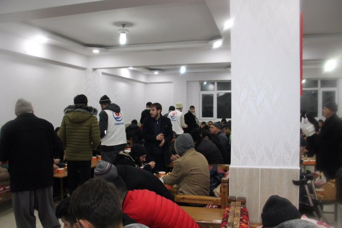 Yetimler Vakfı ve Elâzığ Umut Kervanı deprem bölgesinde yardımlarına başladı