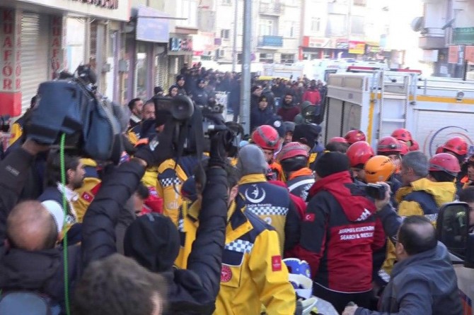 Enkaz altında kalanları kurtarma çalışmaları devam ediyor