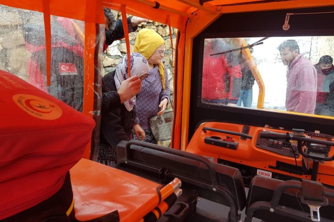 Mardin’de kardan yolları kapanan 25 hasta hastaneye ulaştırıldı