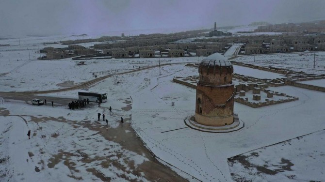 Antik kent Hasankeyf, kar manzarasıyla değişik bir görüntü oluşturuyor