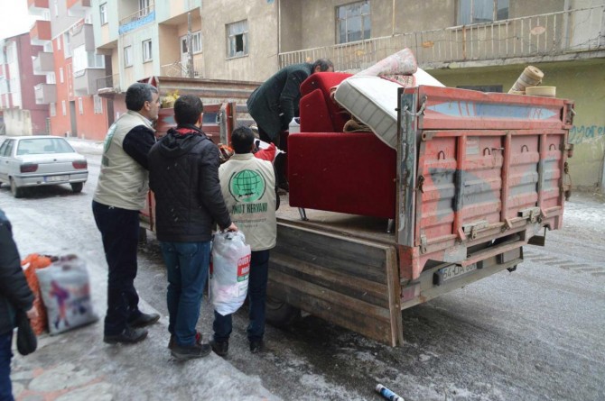 Umut Kervanı, evi yanan aileye yardım eli uzattı
