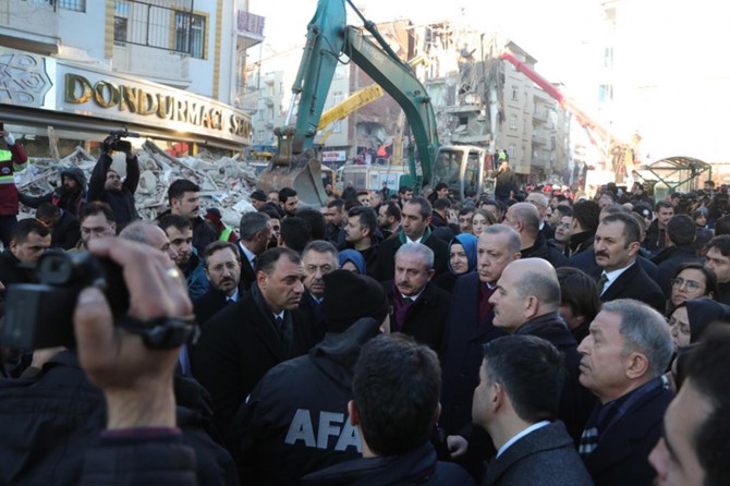 Cumhurbaşkanı Erdoğan, deprem bölgesinde incelemelerde bulundu