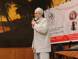 Göktaş Hoca Hollanda'da Okurlarıyla Buluştu Video