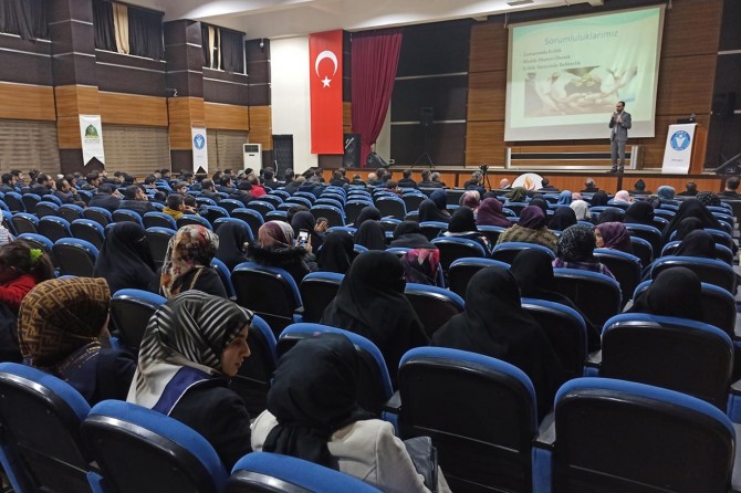 İDEV, Siirt Üniversitesinde "Evlilik" konulu seminer düzenledi