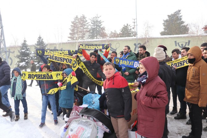 Ağrı 1970 Spor taraftarları Elâzığ'a giysi ve gıda yardımı yaptı