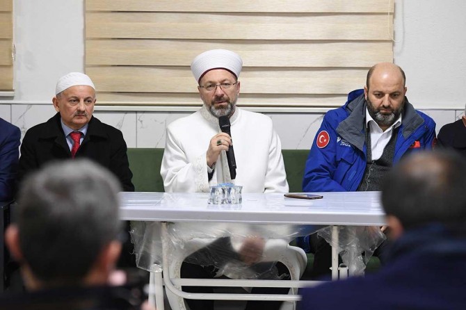 Ali Erbaş'tan deprem mağdurlarına: "Camilerimizde ne kadar isterseniz kalabilirsiniz"