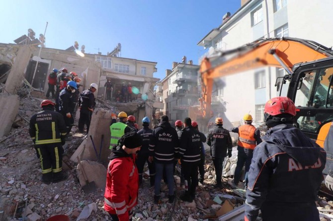 Ağrı Belediyesi de Elazığ'daki enkaz kaldırma çalışmalarına katıldı